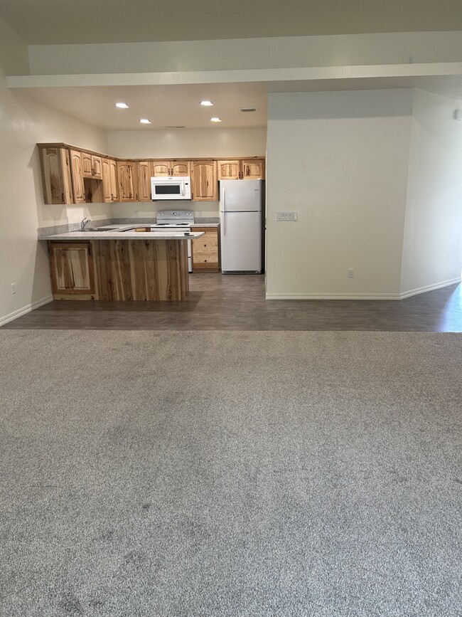 Kitchen - 2124 E Olympic Ave Unit 2124