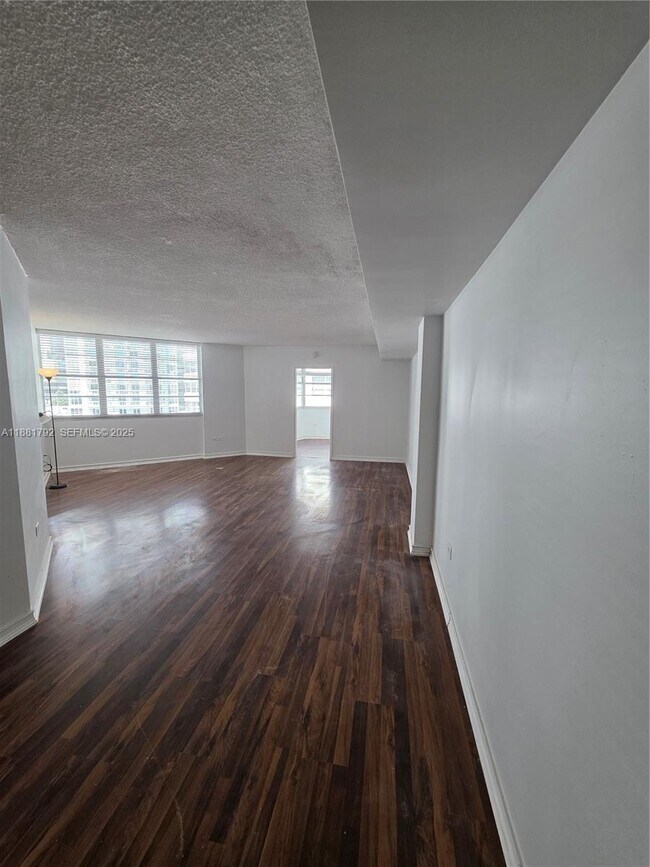 Building Photo - 905 Brickell Bay Dr Unit 1522