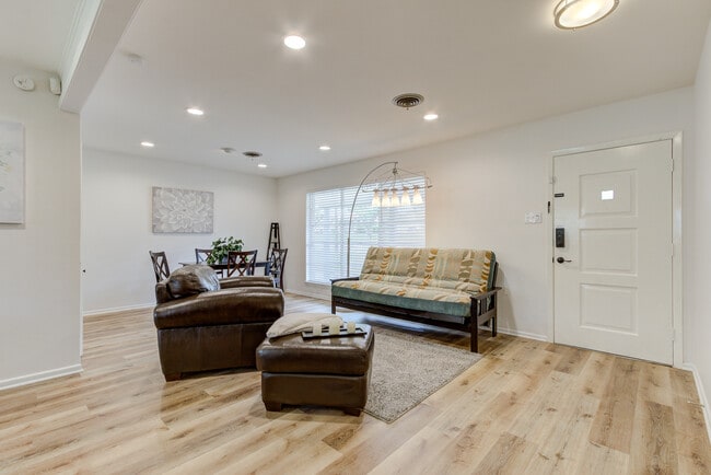 Photo - 502 Downshire Dr