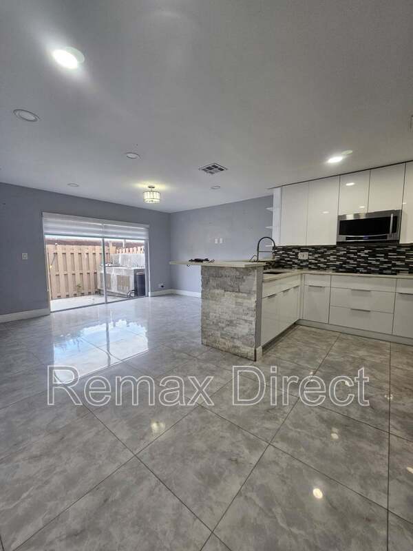 Photo - 331 Cypress Way W