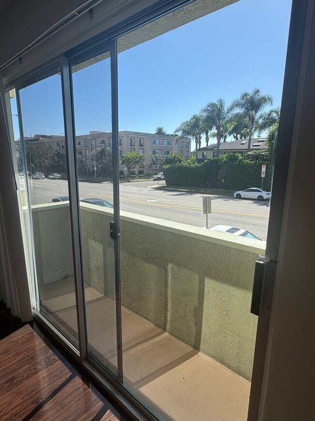 2414 S Barrington Ave Unit 102