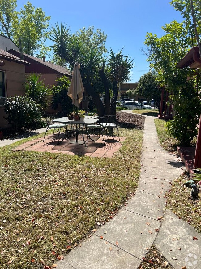 Building Photo - 1 Bedroom/1 Full Bath Rental