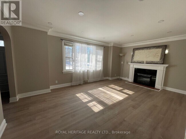 Photo - 1052 King St E