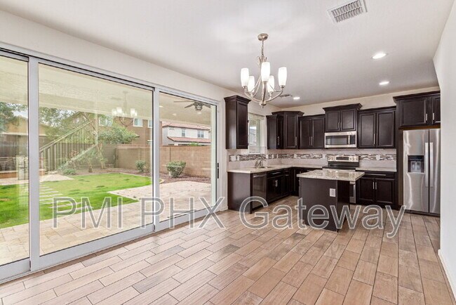 Photo - 735 E Constance Wy