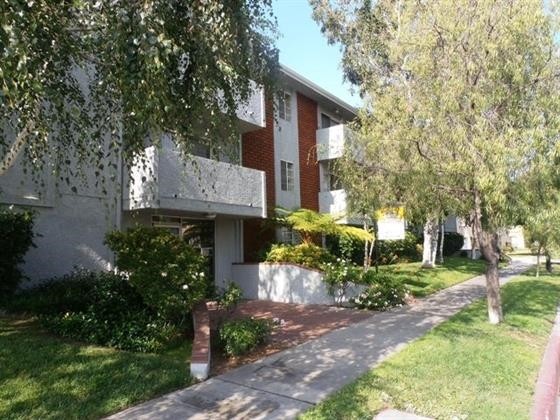 Front of Building - 2700 West Victory Apartments