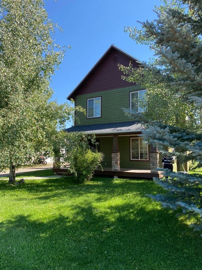 Building Photo - Dog Friendly - 3 bedroom/ 2.5 bathroom house with 2 car garage for rent in Driggs, ID