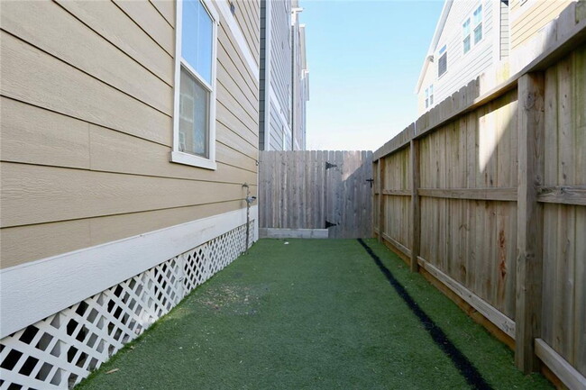 Building Photo - 1227 W 19th St Unit A