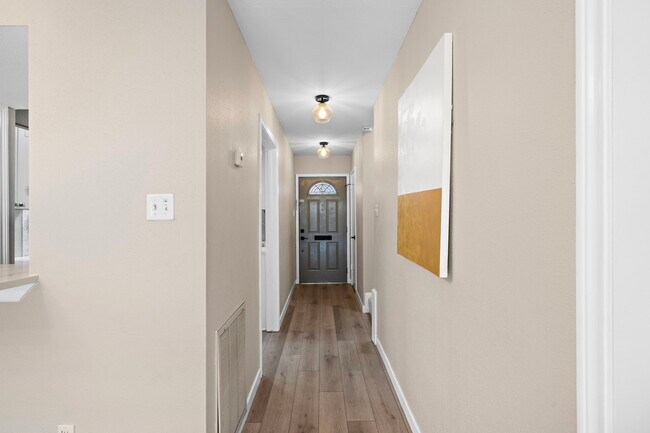 Building Photo - 6485 Burgoyne Rd Unit 43