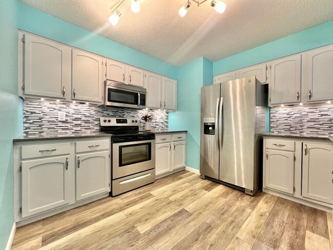 Photo - 520 Springwood Way