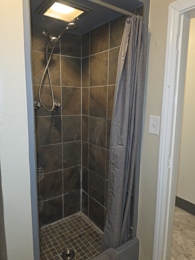 Ducha con azulejos