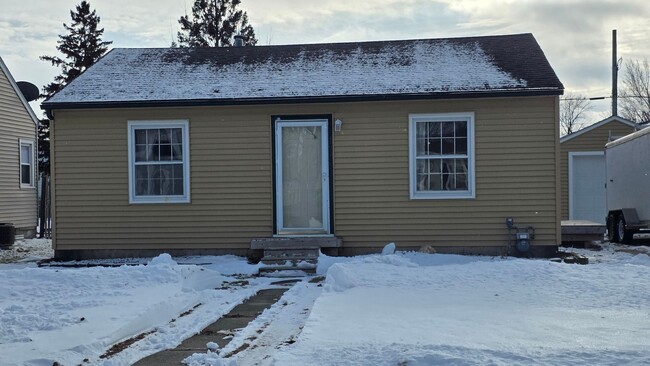 Building Photo - 2 bed 1bath home with detached garage