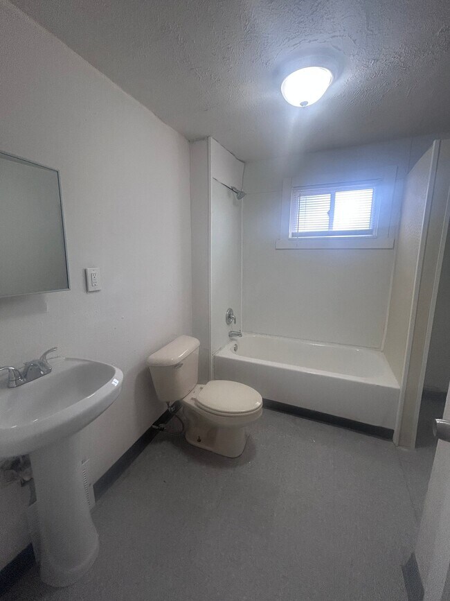 Photo - 2163 E 84th St Unidad 3