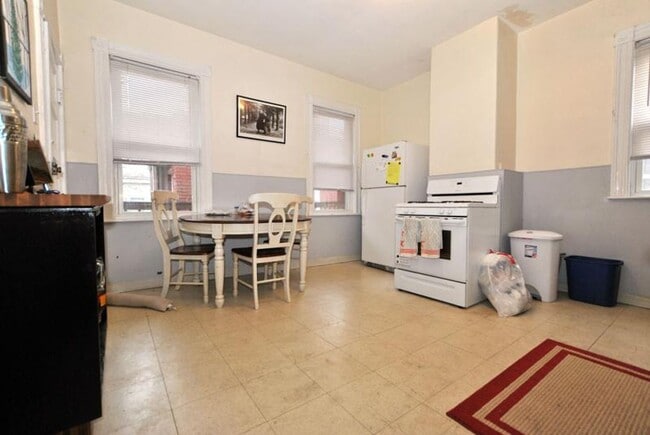 Photo - Huge 4 bed unit in the heart of Oak Square!