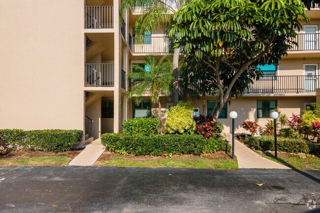 201 International Dr. Cabo Cañaveral, FL 32920-3659 - The Oaks