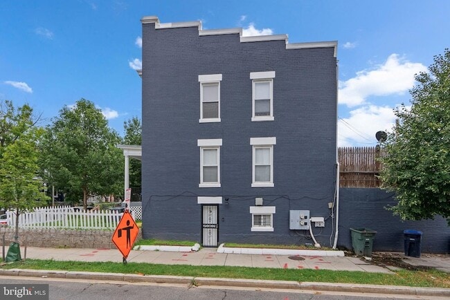 Building Photo - 141 Uhland Terrace NE Rental