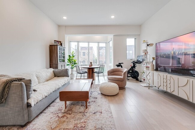 Building Photo - 332 Newark Ave Unit 2D Rental