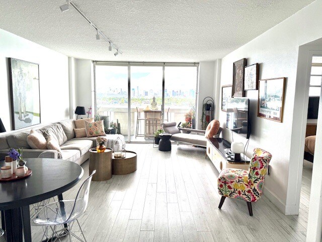 Photo - 800 West Ave