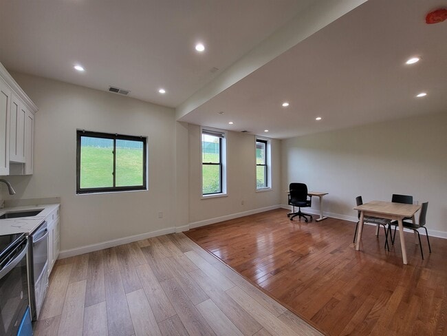 Building Photo - 447 Gregory Ave Unit 1