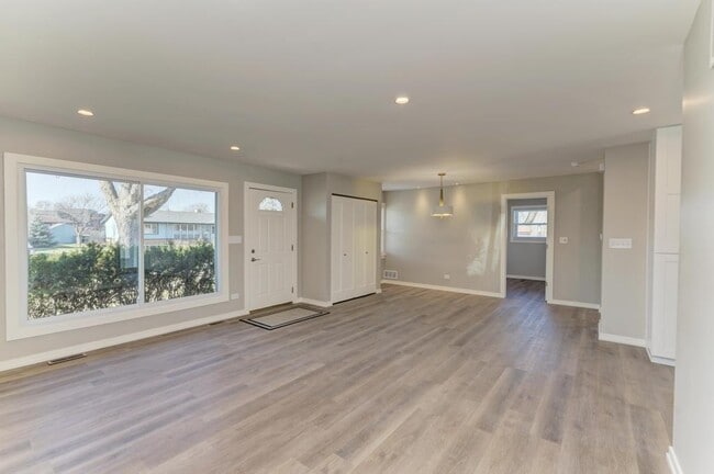 Photo - 935 Elmwood Ln