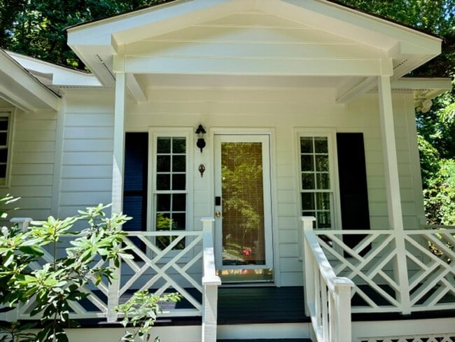 Heart of Chapel Hill! Roosevelt is ready for you! 4 bedrooms/3 bathrooms - Heart of Chapel Hill! Roosevelt is ready for you! 4 bedrooms/3 bathrooms