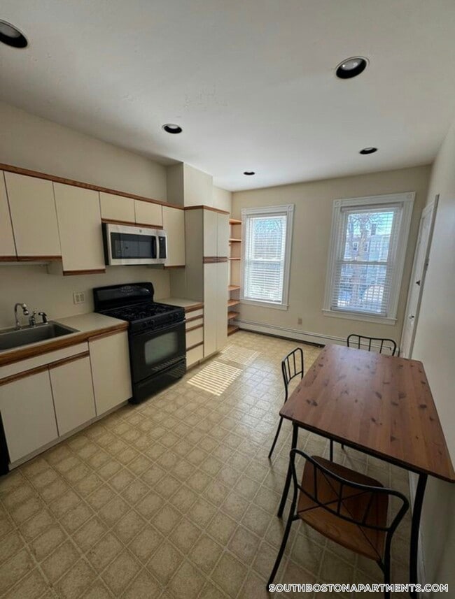 Photo - 883 E 4th St Unit 2