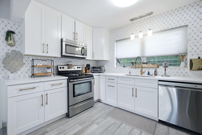 Photo - 2433 NE 24th St