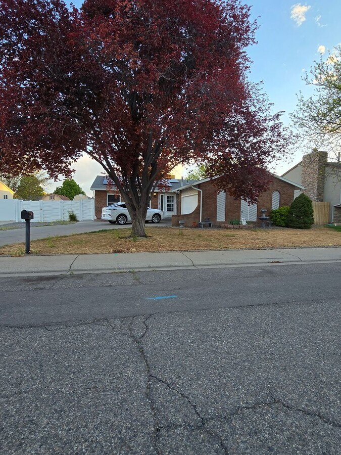 3-Bedroom Home with Workshop, Solar, and RV Parking - 3-Bedroom Home with Workshop, Solar, and RV Parking