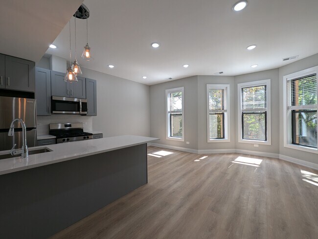 Building Photo - 423 W Belden Ave Rental