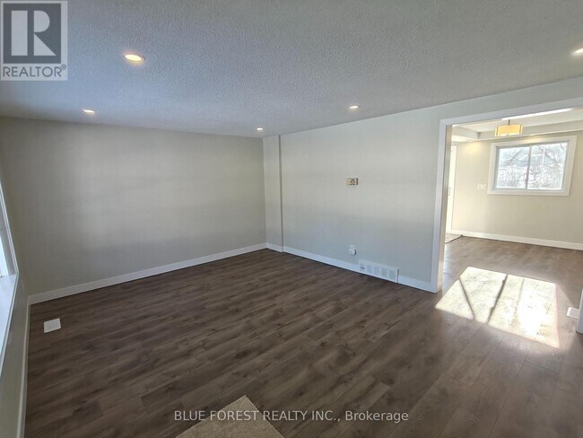 Photo - 681 Galloway Crescent