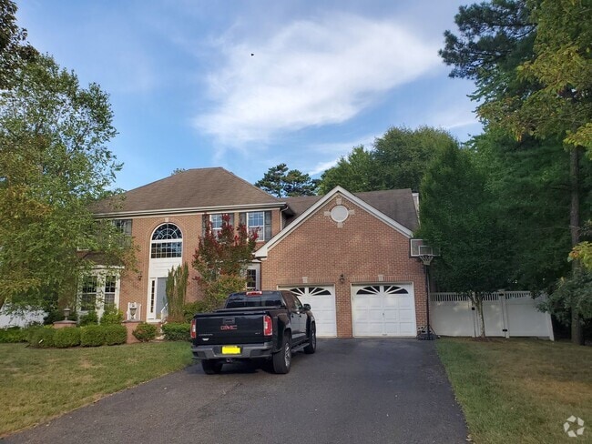 Building Photo - Beautiful, large home with finished baseme...