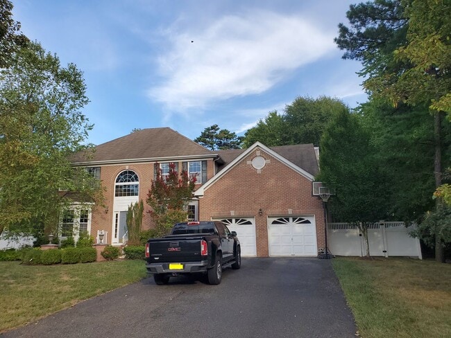 Beautiful, large home with finished baseme... - Beautiful, large home with finished baseme...