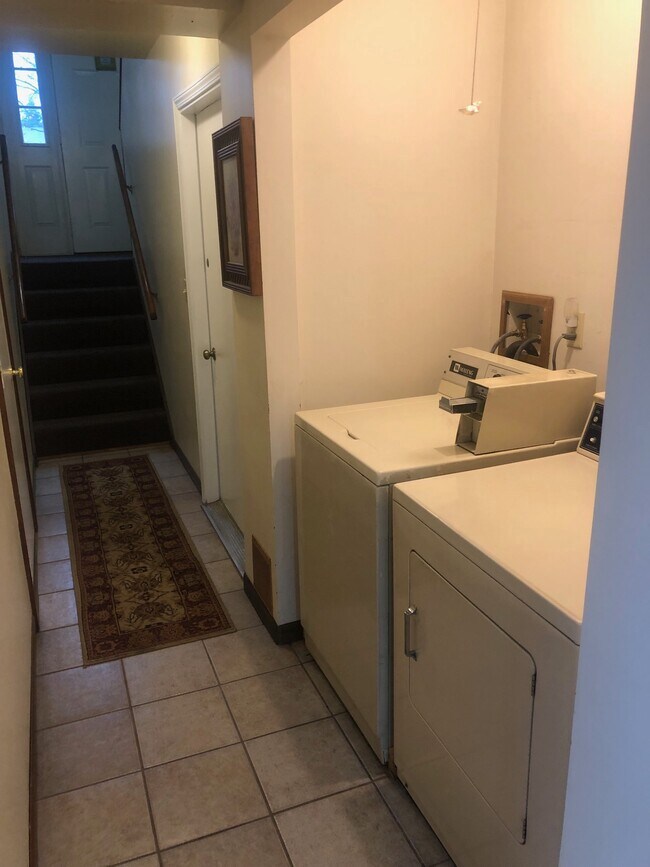 Lavandería en áreas comunes - 309 Olsen St Apartamentos Unidad A