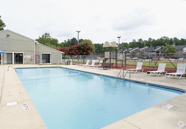 Pool - Strawberry Hill Apartments