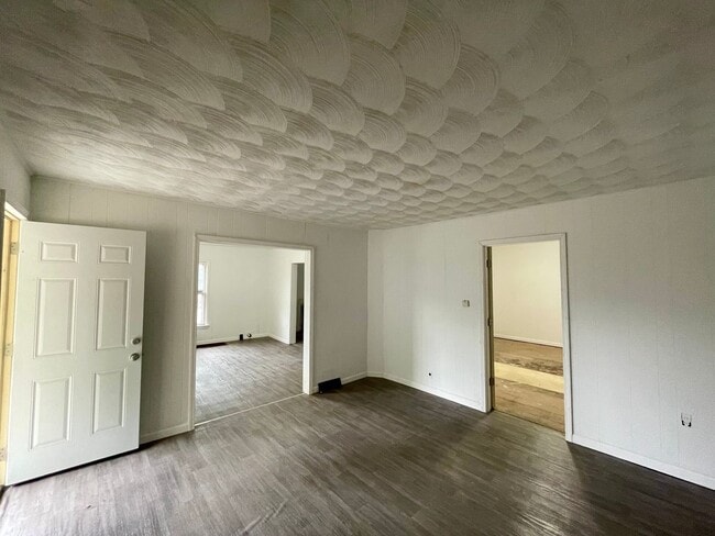 Building Photo - 2 Bedroom 1 Bath with All New Interior