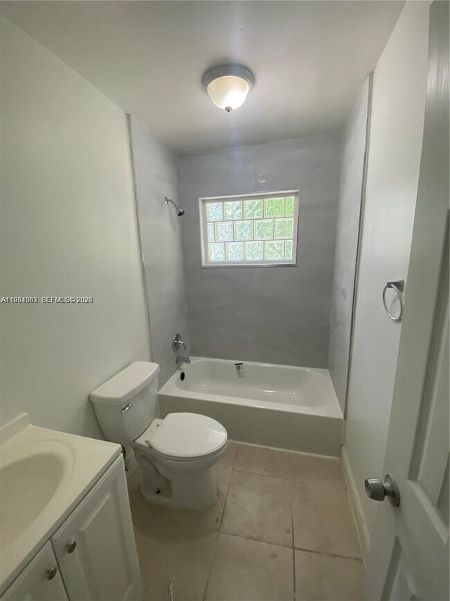 Photo - 933 NE 38th St Unidad 1-3