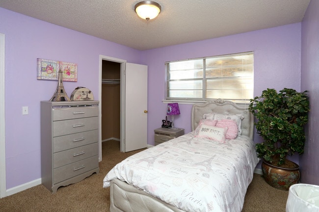 2BR, 2BA - 948SF - Bedroom