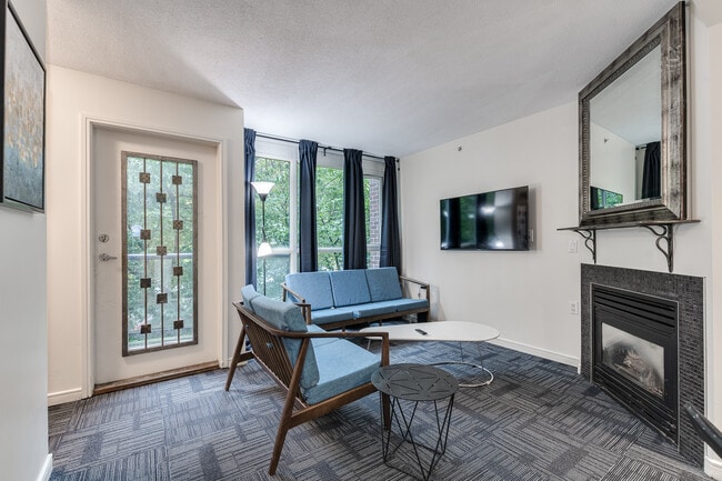 Photo - 887 Helmcken St