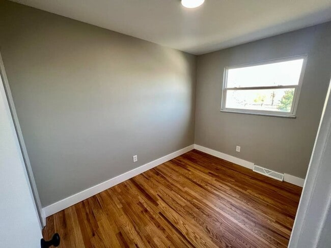 Photo - Charming, updated 2bdrm/1bth with full basement Unidad #10