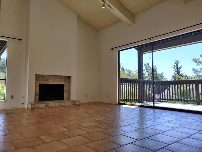 Living room and balcony - 3392 Brittan Ave Unidad 12 Rental