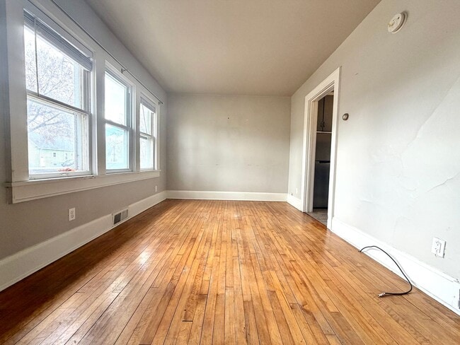 Photo - Cozy 2 Bedroom Single Family Home- Near Bellevue Wi