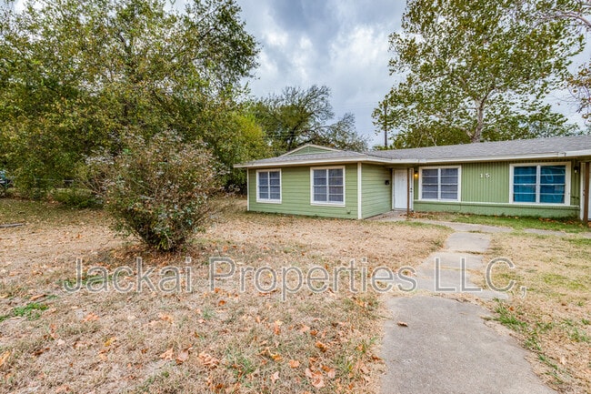 Building Photo - 15 MacArthur Dr