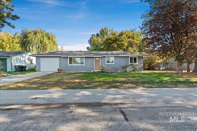 Building Photo - Updated Kuna Home with Private Backyard