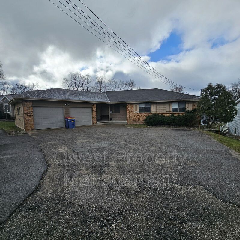 Photo - 2260 Leonard St NE