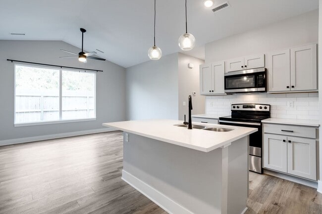 Photo - Anna Duplex- 3 Bedroom!