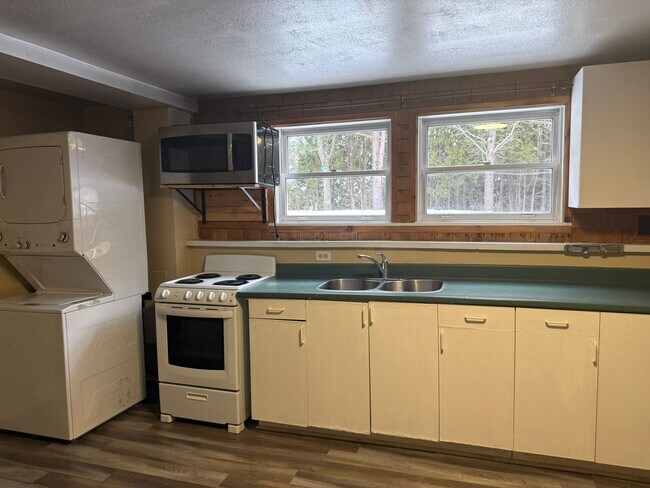 Photo - 100 Green Lake Cres Unit Spacious Bright Basement