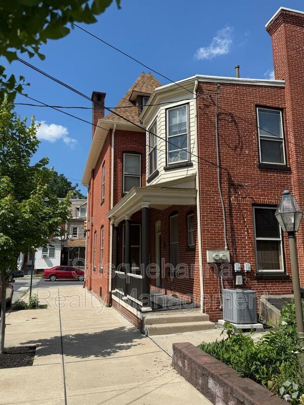Building Photo - 744 Columbia Ave Unit #2 Rental