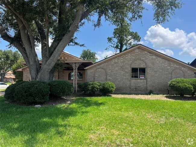 Building Photo - 1014 E San Augustine St Rental