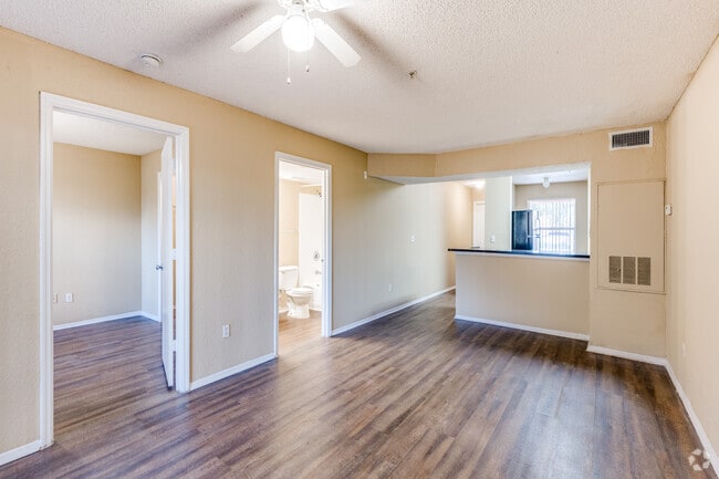 1 BR, 1 BA - 727 SF