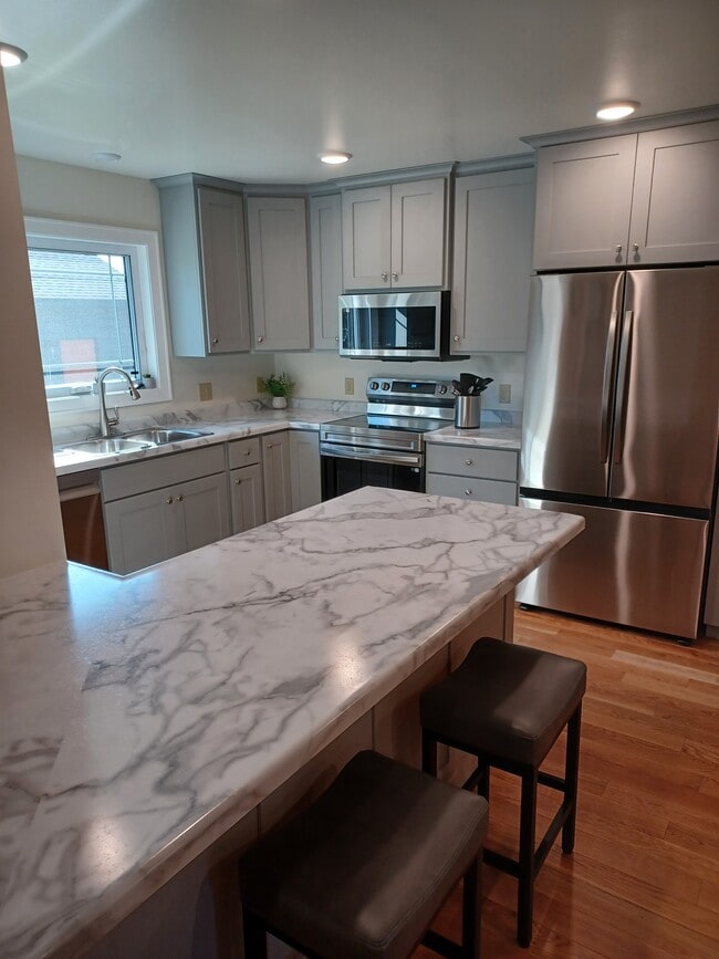 Building Photo - 514 Farnam St Unit Utilities Included!!