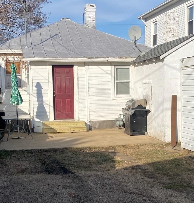 Atrás - 228 Potomac Ave